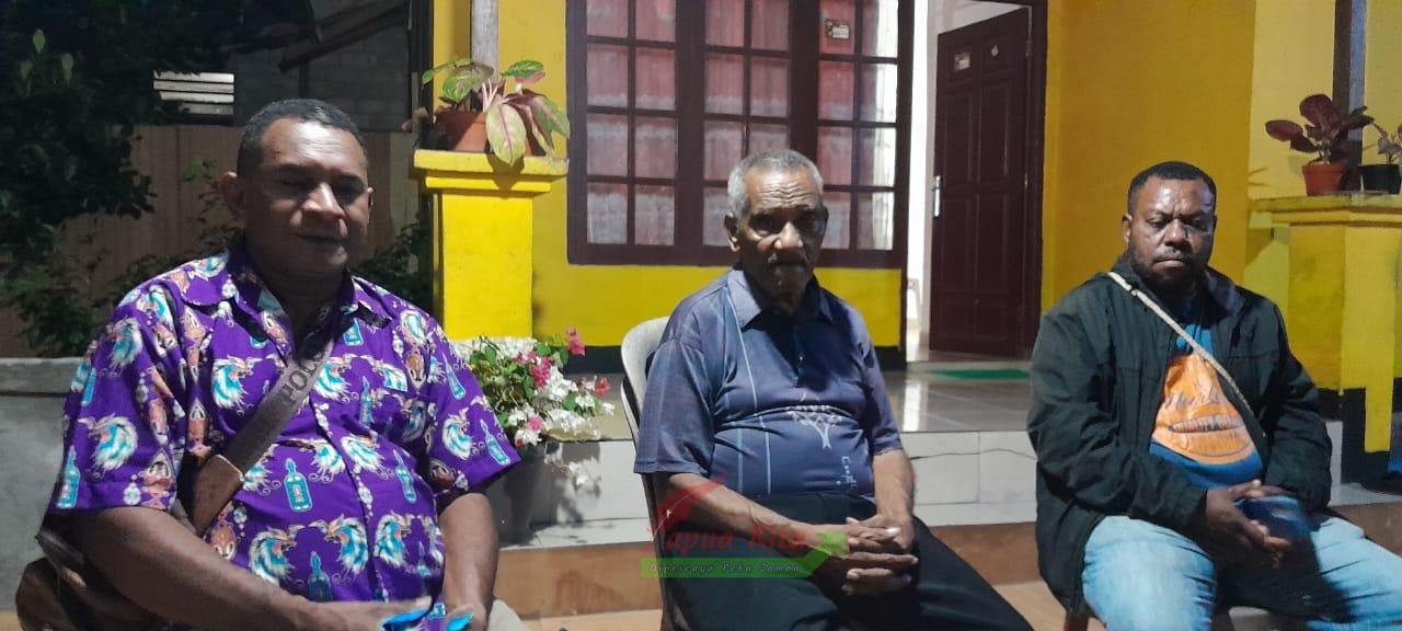 (Kiri-kanan) Sekretaris DAP Zakarias Horota, Ketua DPA Keliopas Meidodga, dan Koordiantor Pemuda dan Mahasiswa Arfak Yosua Sayori saat memberikan keterangan pers terkait persoalan Ketua DPR Papua Barat (Kiri-kanan) Sekretaris DAP Zakarias Horota, Ketua DPA Keliopas Meidodga, dan Koordiantor Pemuda dan Mahasiswa Arfak Yosua Sayori saat memberikan keterangan pers terkait persoalan Ketua DPR Papua Barat