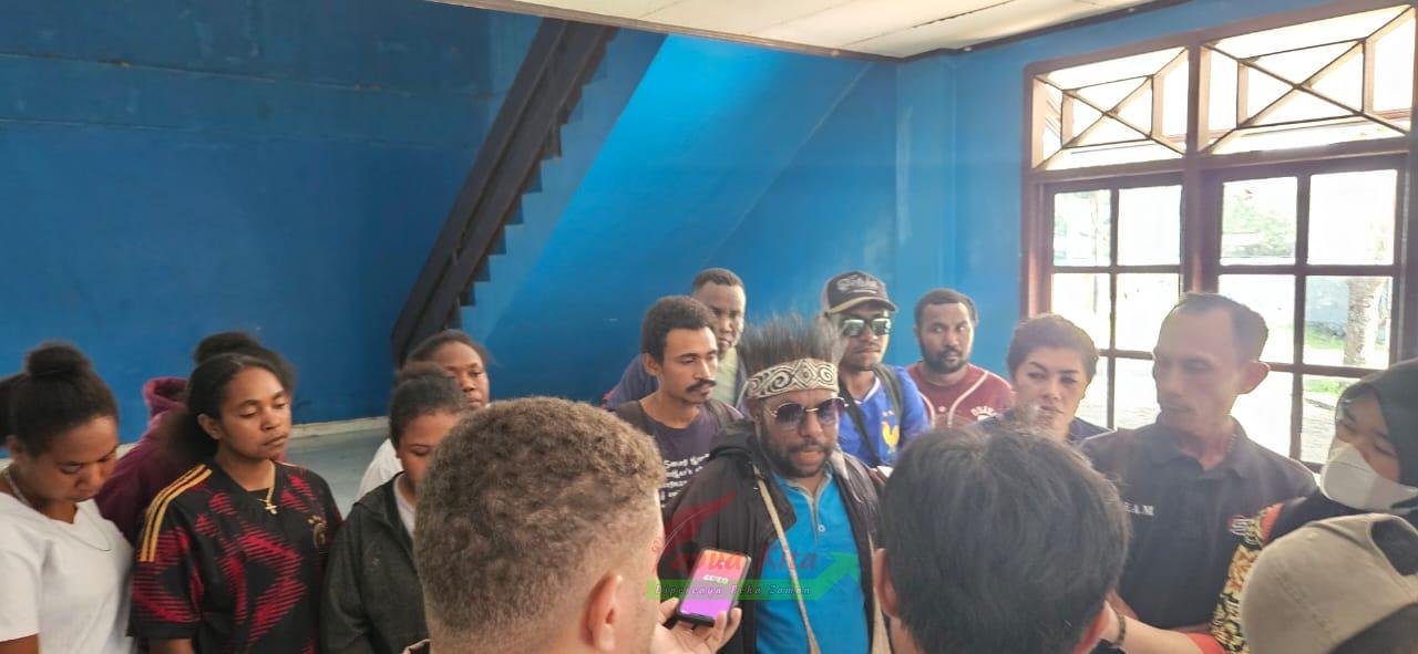 Koordinator solidaritas pemuda dan mahasiswa Pegunungan Arfak Yosua Sayori saat memberikan keterangan pers terkait dukungan terhadap Orgenes Wonggor menjabat ketua DPR Papua Barat Koordinator solidaritas pemuda dan mahasiswa Pegunungan Arfak Yosua Sayori saat memberikan keterangan pers terkait dukungan terhadap Orgenes Wonggor menjabat ketua DPR Papua Barat