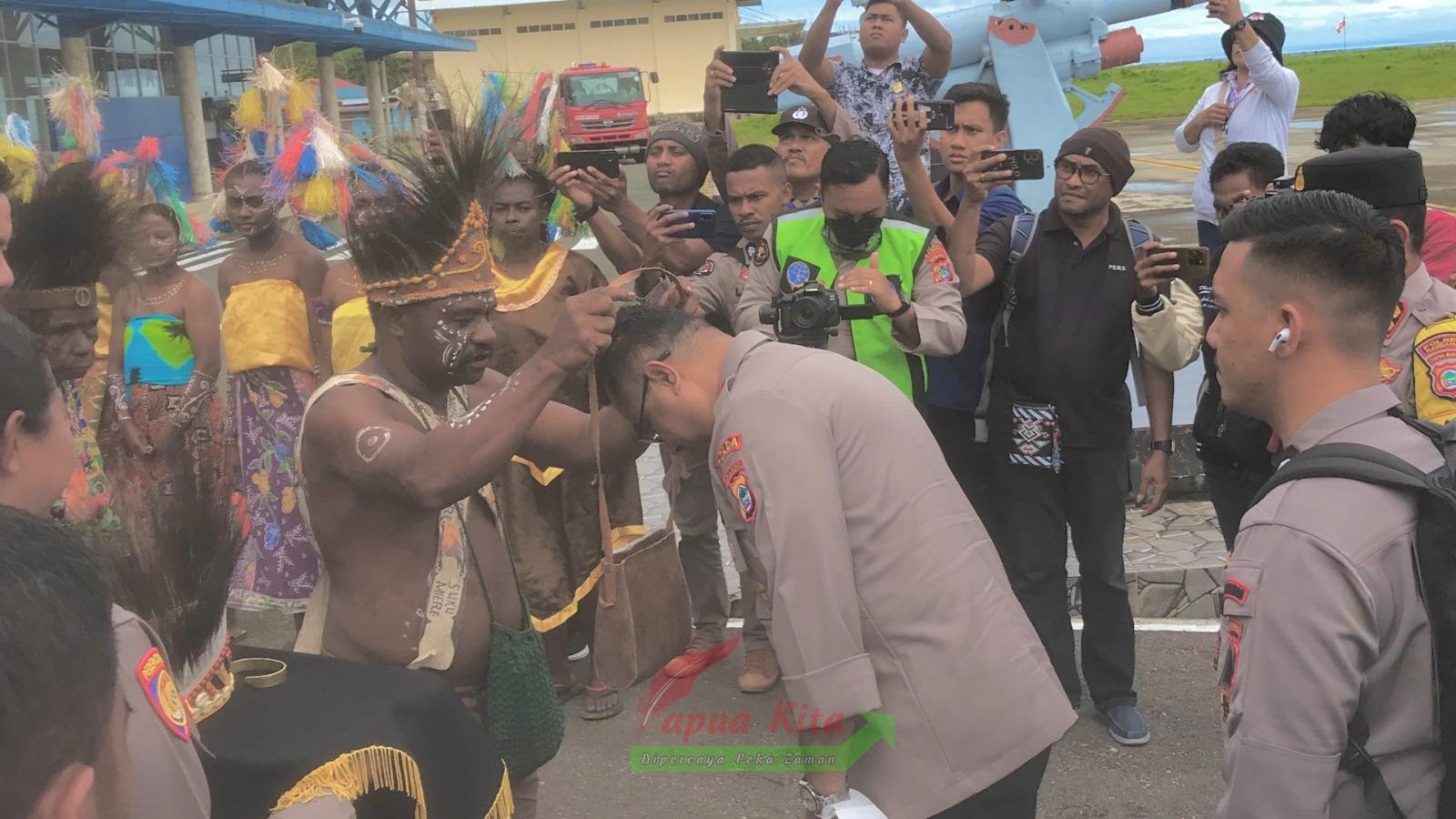 Pengalungan noken oleh Kepala Suku Miere, Sutran Awujani kepada Kapolda Papua Barat Johnny Eddizon Isir Pengalungan noken oleh Kepala Suku Miere, Sutran Awujani kepada Kapolda Papua Barat Johnny Eddizon Isir