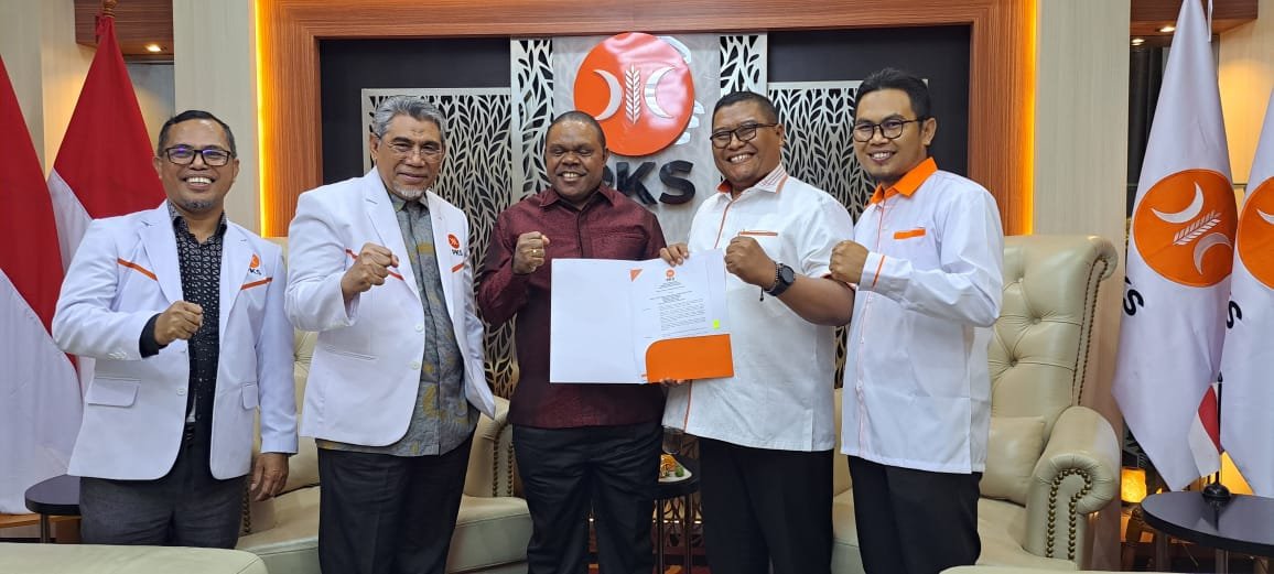 Penyerahan SK DPP PKS kepada bakal calon bupati dan wakil bupati Manokwari Hermus Indouw-Mugiyono