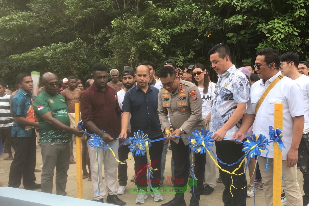 Kapolda Johnny Isir saat menggunting pita pada kegiatan soft launching Destinasi Wisata Kolam Sisir di Kampung Marsi, Kaimana Soft launching Destinasi Wisata Kolam Sisir di Kampung Marsi, Kaimana
