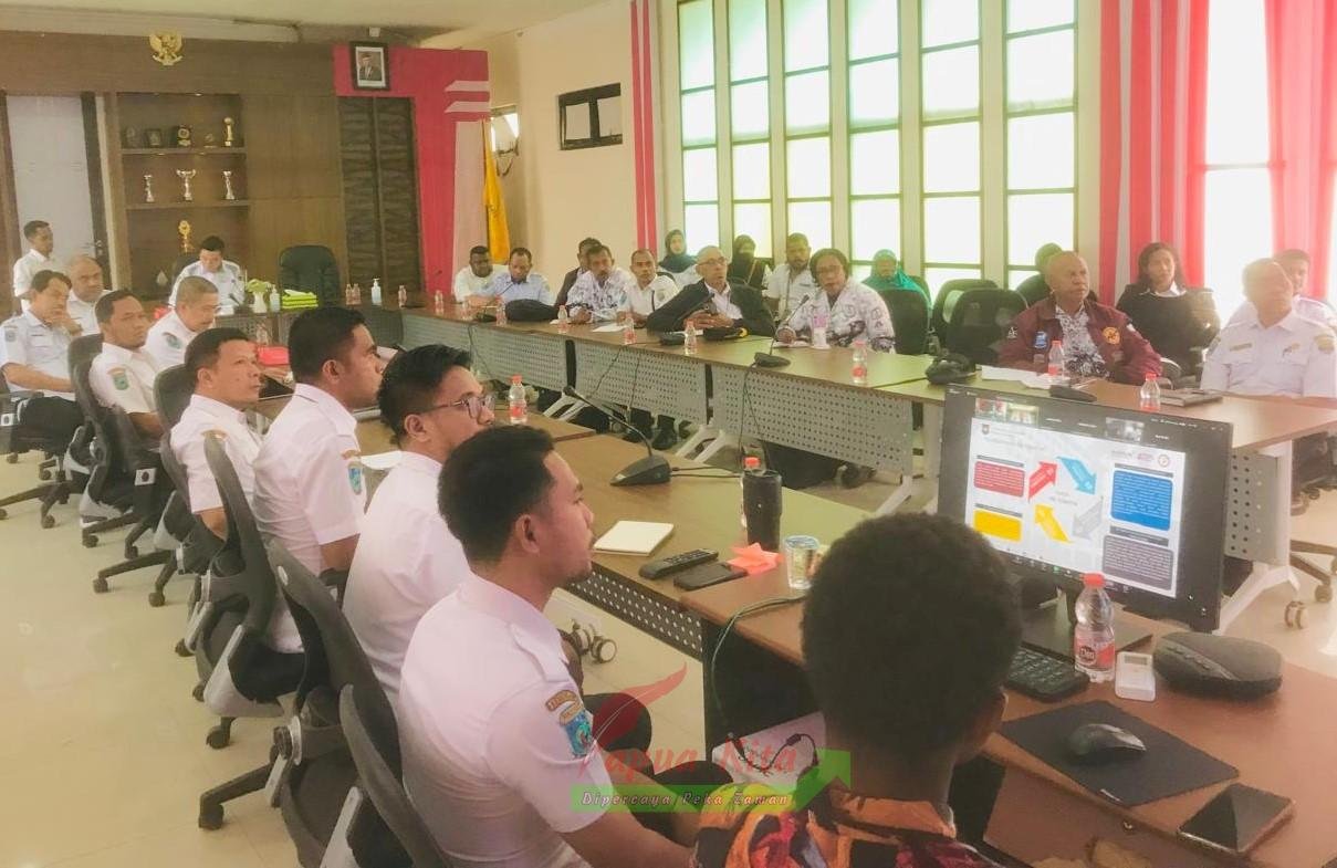 Suasana zoom meeting di ruang kerja bupati terkait aspirasi PGRI Kaimana Suasana zoom meeting di ruang kerja bupati terkait aspirasi PGRI Kaimana