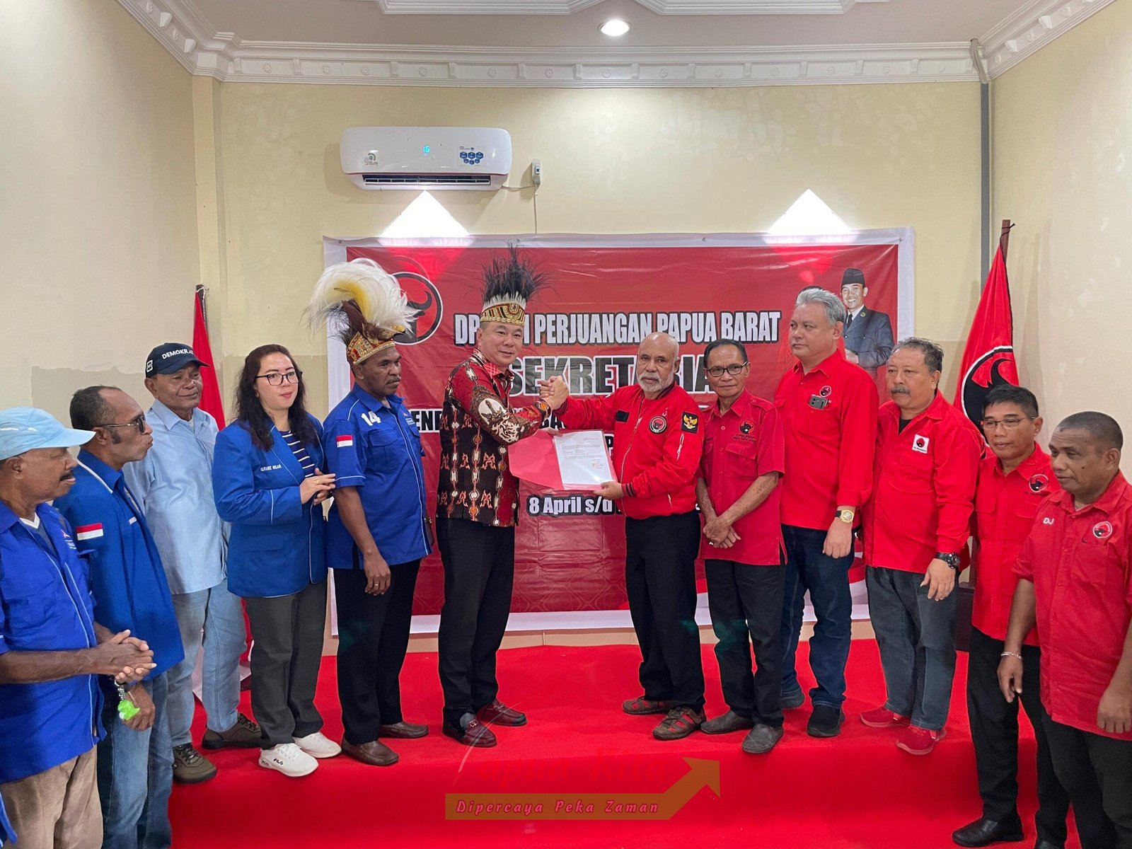 Bakal Calon Bupati Kaimana Freddy Thie saat mendaftarkan diri ke DPD PDI Perjuangan Papua Barat