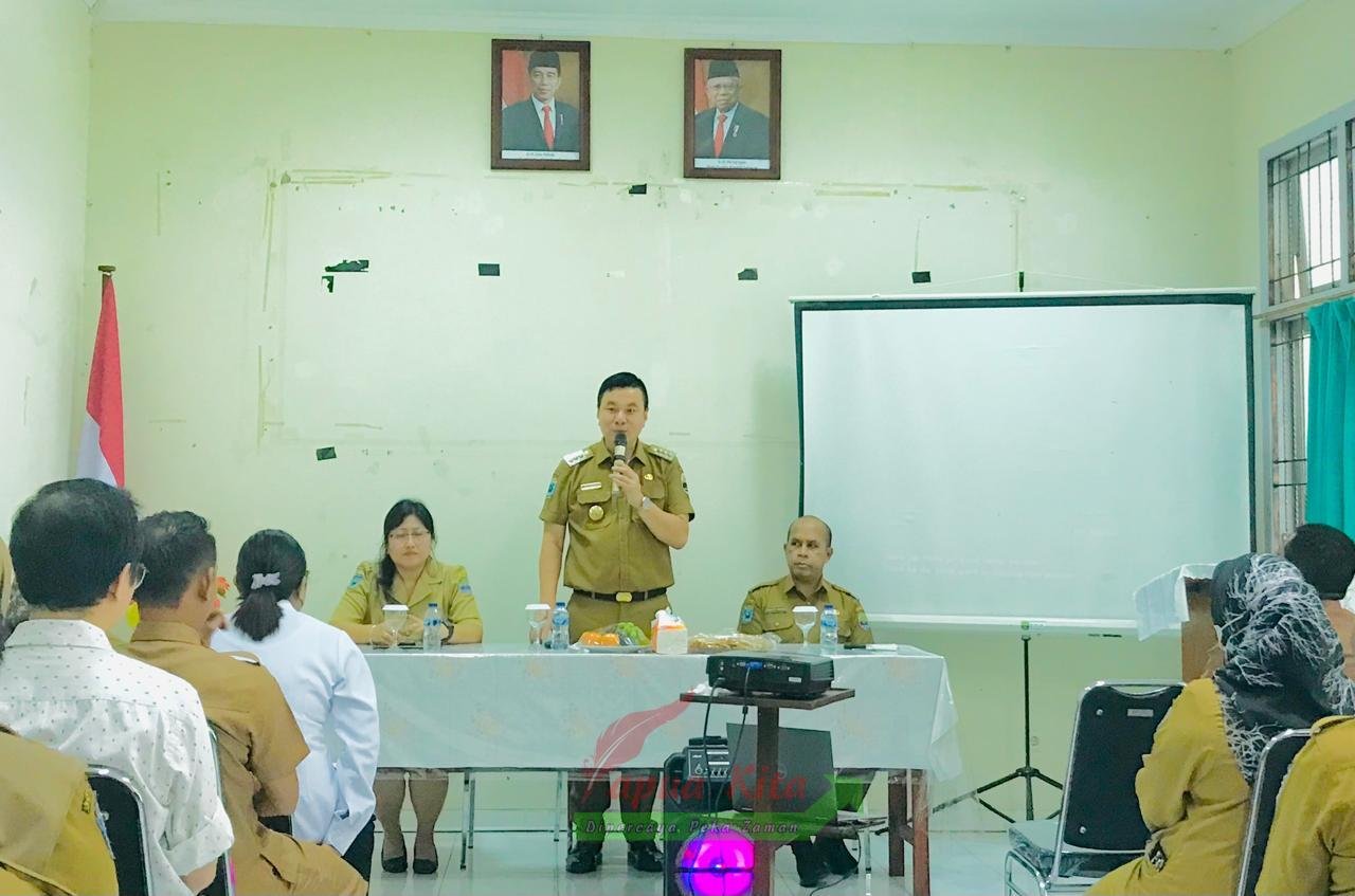 Bupati Freddy Thie didampingi Sekda Kabuaten Kaimana dan Direktur RSUD