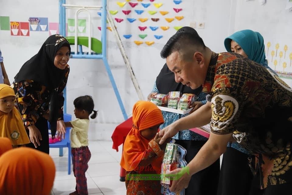 Bupati Freddy Thie ketika membagikan bingkisan kepada peserta didik dalam rangkaian kunjungan ke PAUD dan TK Bupati Freddy Thie ketika membagikan bingkisan kepada peserta didik dalam rangkaian kunjungan ke PAUD dan TK