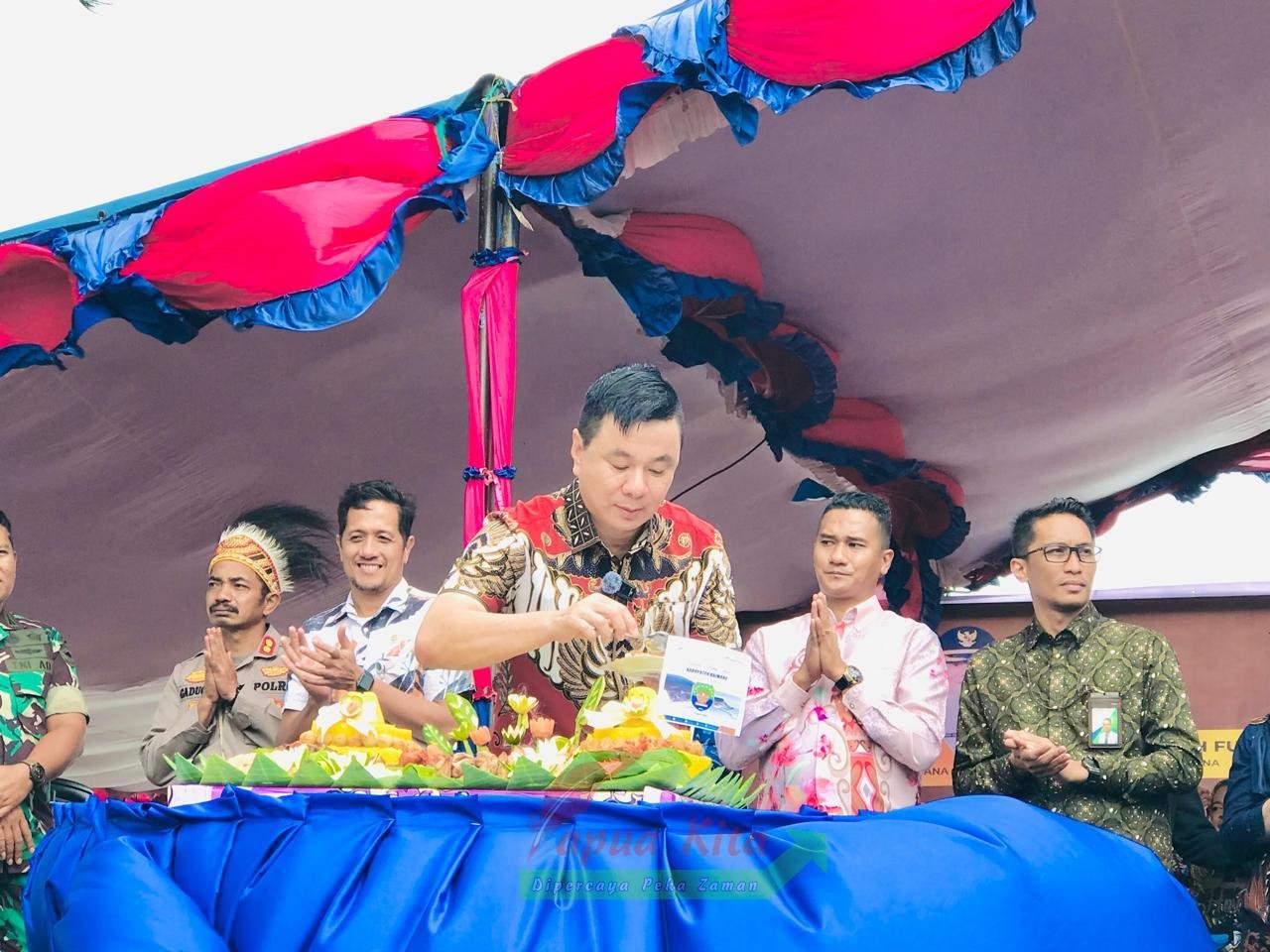 Bupati Freddy Thie memotong tumpeng pada saat perayaan HUT ke 21 Kabupaten Kaimana. Kaimana telah banyak mengalami perubahan Bupati Freddy Thie memotong tumpeng pada saat perayaan HUT ke 21 Kabupaten Kaimana. Kaimana telah banyak mengalami perubahan