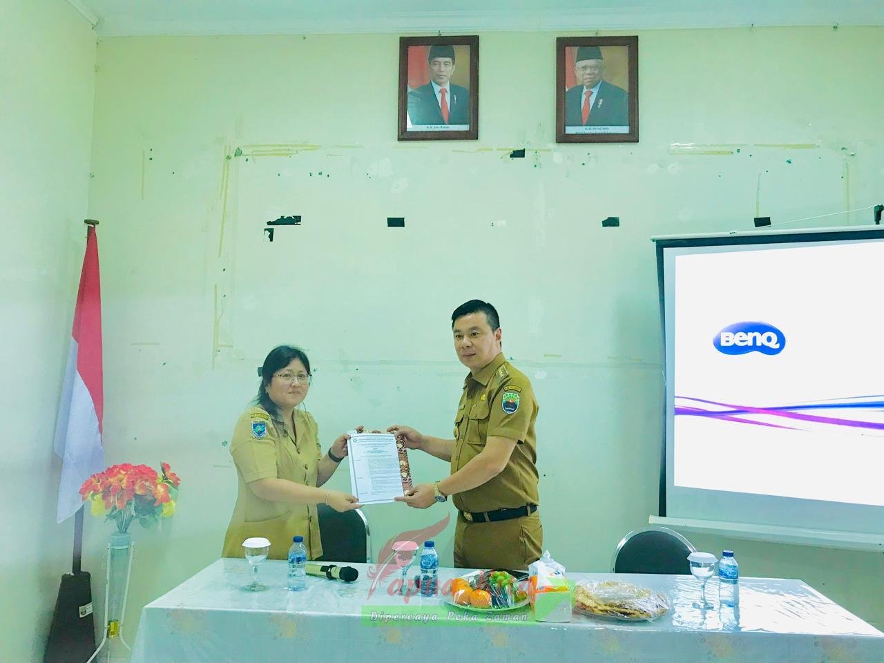 Bupati Freddy Thie menyerahkan SK operasional Rumah Sakit Tipe C kepada Direktur RSUD Kaimana