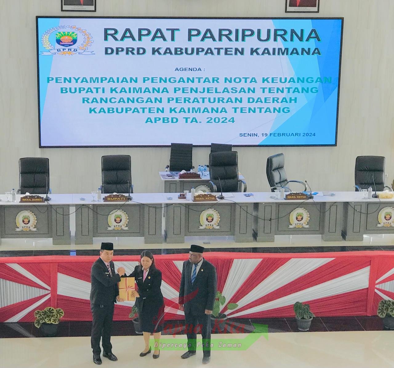 Bupati Freddy Thie menyerahkan nota keuangan RAPBD 2024 kepada Wakil Ketua DPRD Jaquilina Claudia Bupati Freddy Thie menyerahkan nota keuangan RAPBD 2024 kepada Wakil Ketua DPRD Jaquilina Claudia