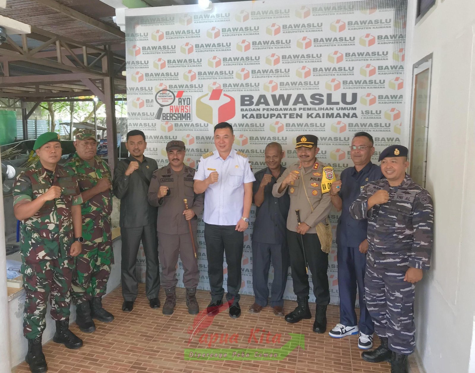 Bupati Freddy Thie pose bersama di Kantor Bawaslu Bupati Freddy Thie pose bersama di Kantor Bawaslu