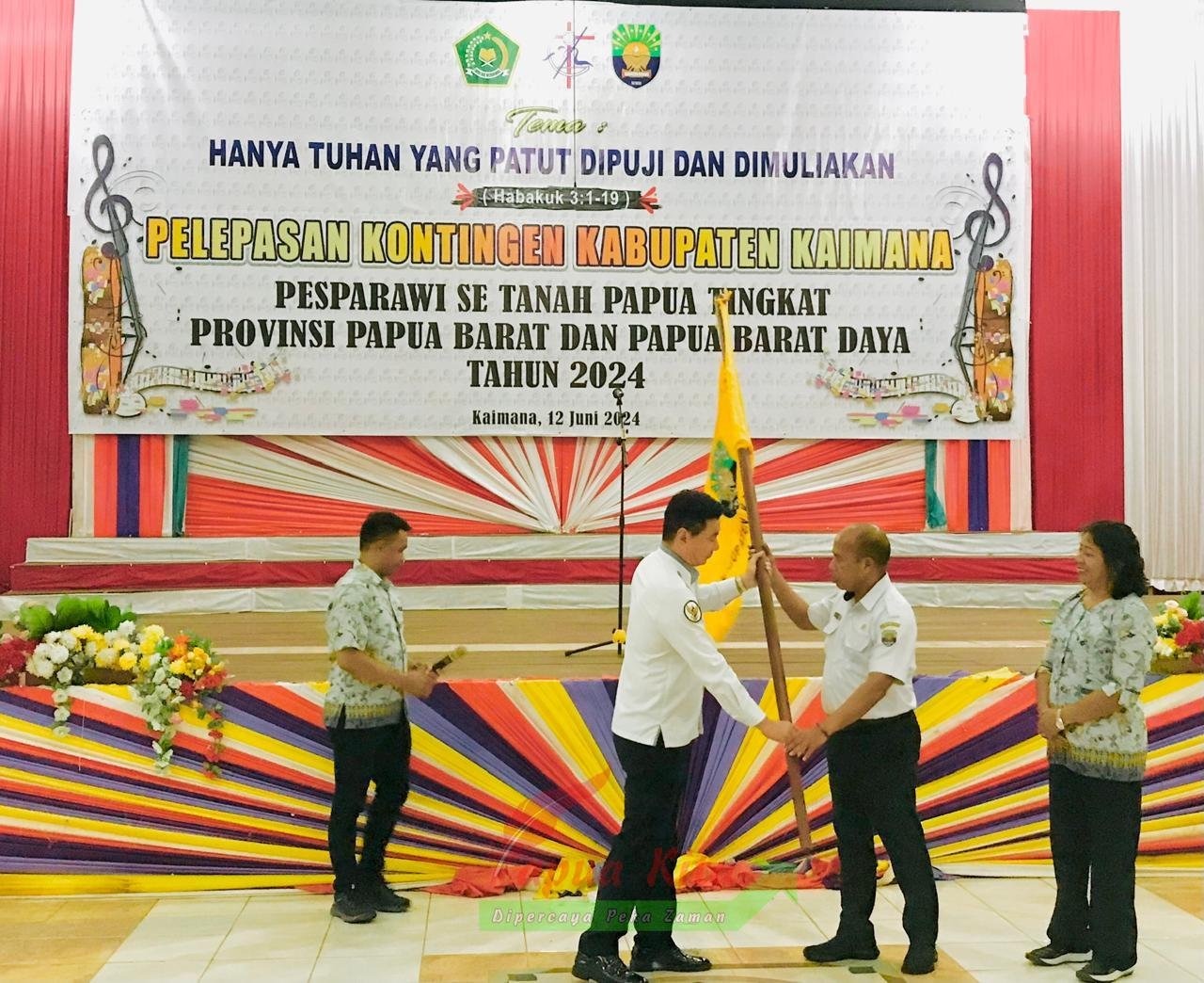 Bupati Freddy Thie saat melepas Kontingan Pesparawi Kabupaten Kaimana. Berharap bisa meraih juara dan membawa kembali piala bergilir Bupati Freddy Thie saat melepas Kontingan Pesparawi Kabupaten Kaimana. Berharap bisa meraih juara dan membawa kembali piala bergilir