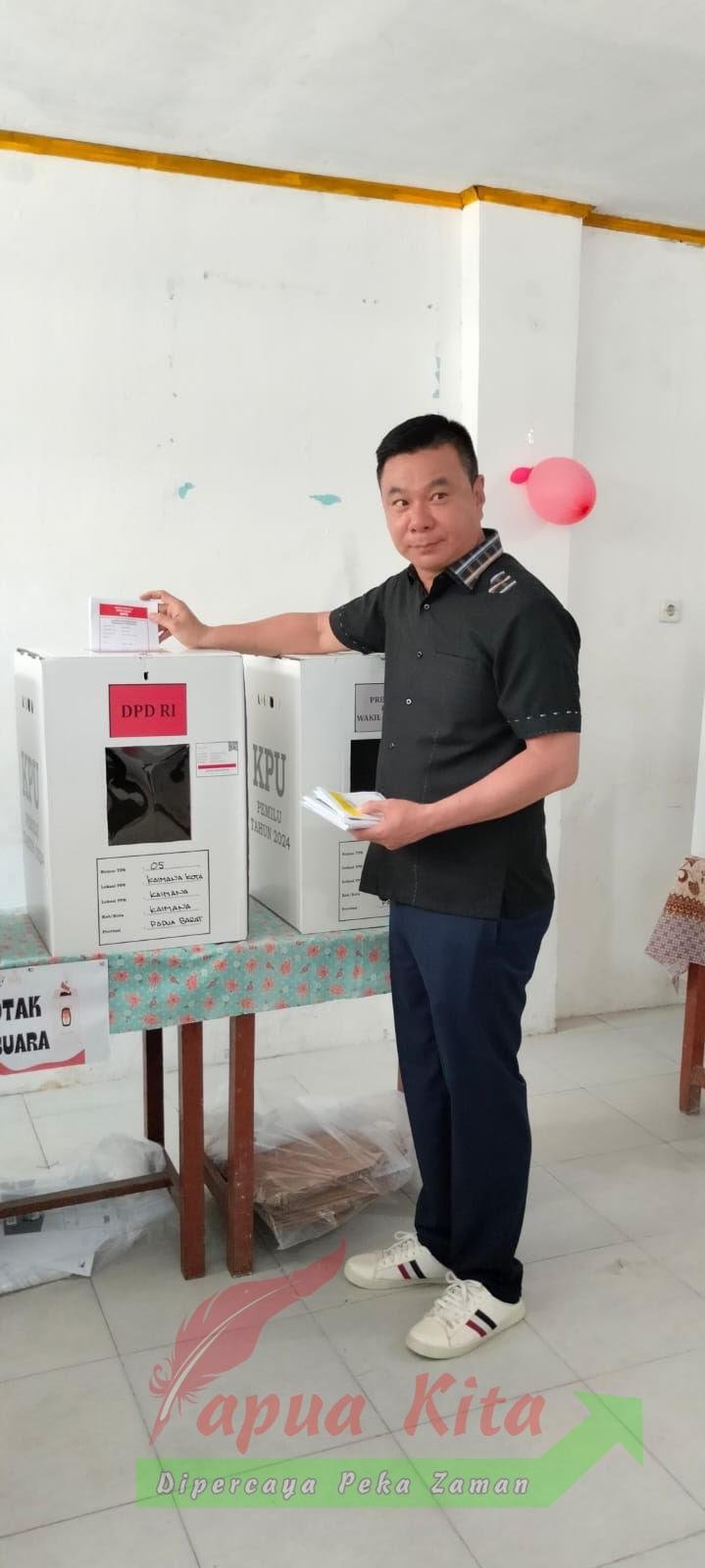 Bupati Freddy Thie saat mencoblos di TPS 05 Trikora pada Pileg 2024 Bupati Freddy Thie saat mencoblos di TPS 05 Trikora pada Pileg 2024