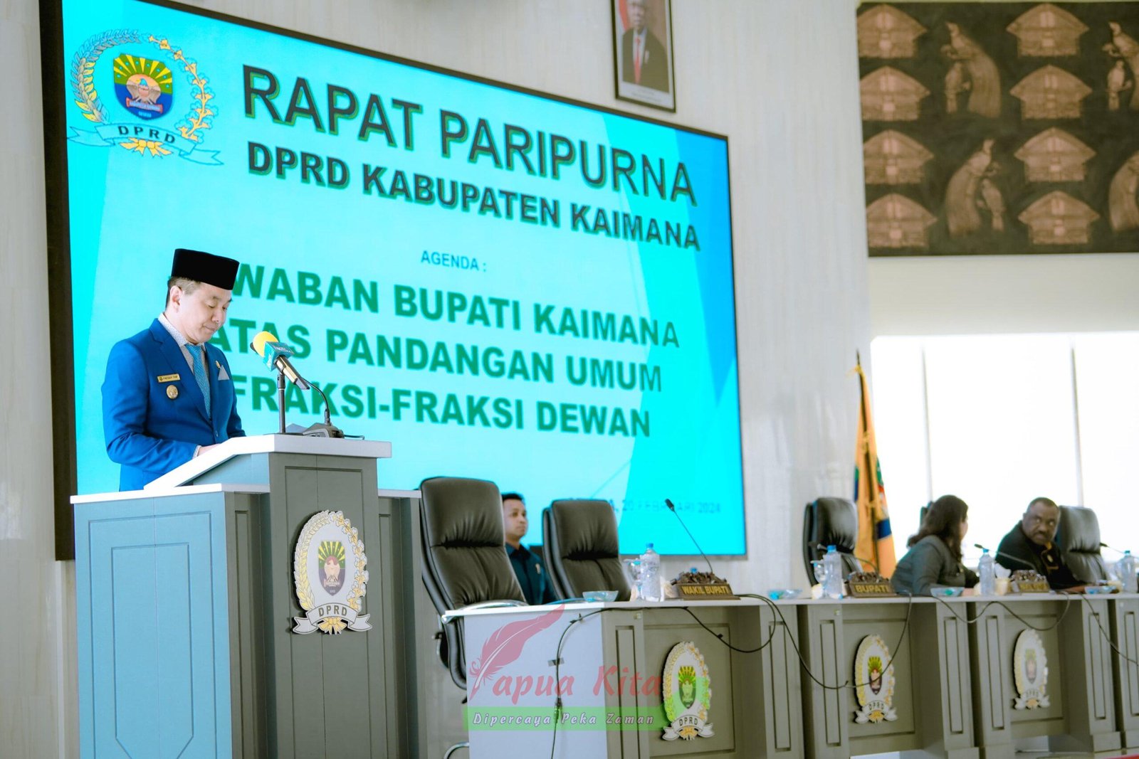 Bupati Freddy Thie saat menyampaikan jawaban atas pandangan umum fraksi-fraksi DPRD Kaimana Bupati Freddy Thie saat menyampaikan jawaban atas pandangan umum fraksi-fraksi DPRD Kaimana
