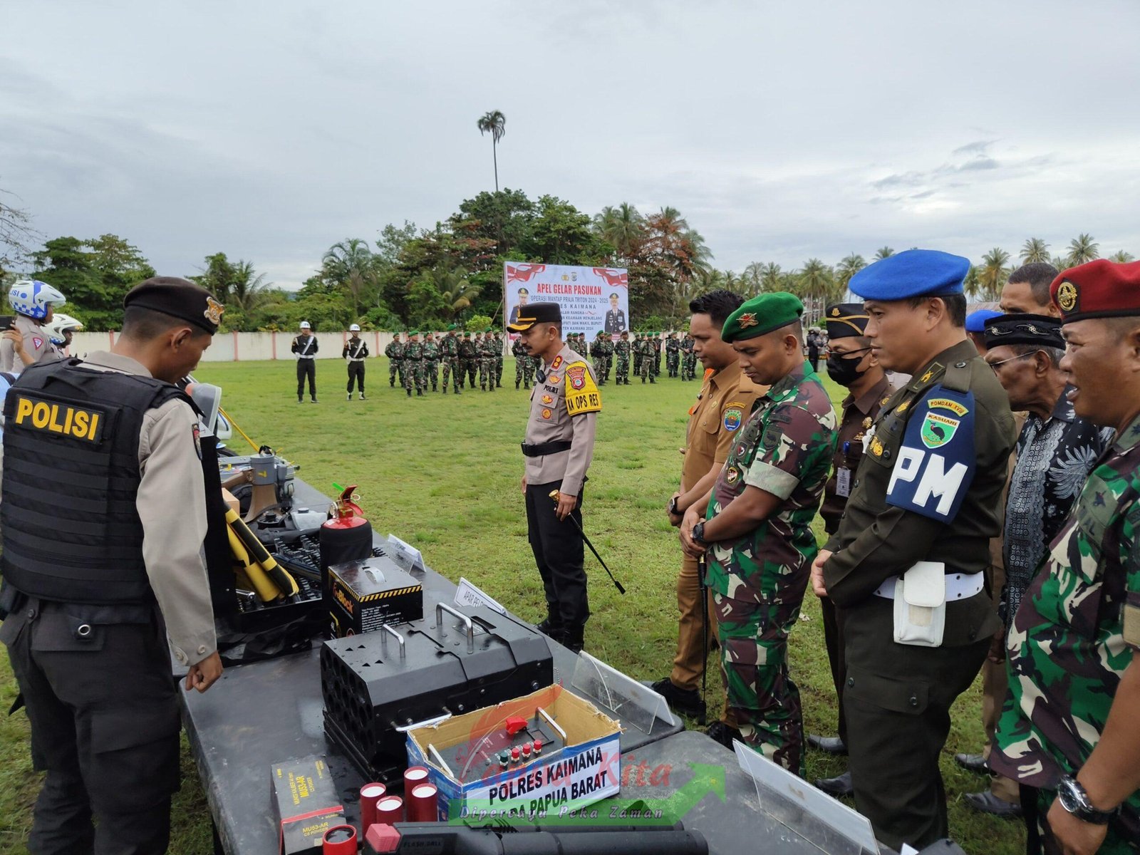Kapolres Kaimana AKBP Gadug Kurniawan didampingi tamu undangan saat mengecek peralatan yang akan digunakan pada pelaksanaan Operasi Mantap Praja Triton 2024-2025. Kapolres Kaimana AKBP Gadug Kurniawan didampingi tamu undangan saat mengecek peralatan yang akan digunakan pada pelaksanaan Operasi Mantap Praja Triton 2024-2025.