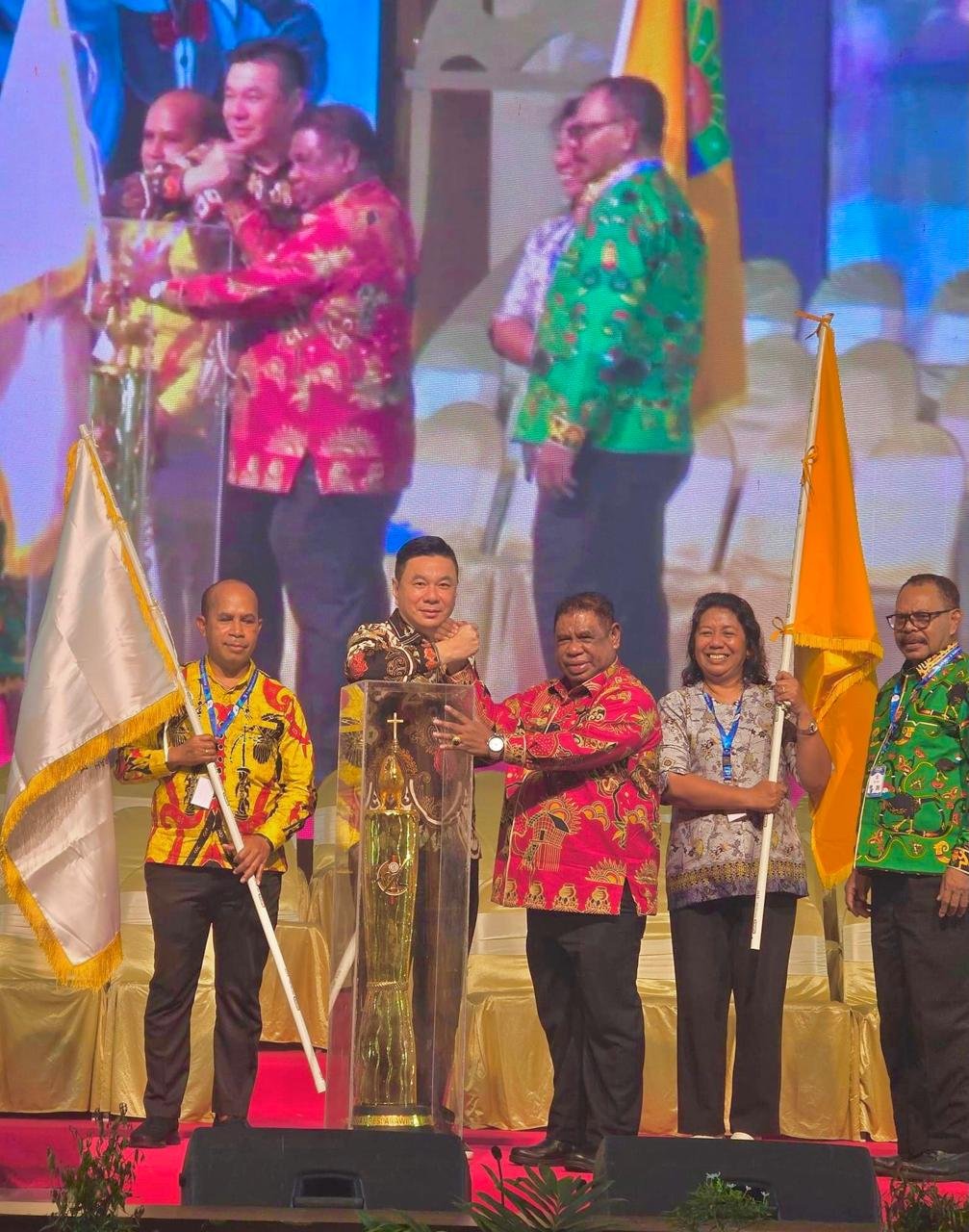 Kontingen Kaimana juara umum Pespawarai XIV Bupati Kaimana, Freddy Thie saat menerima Piala Pesparawi se Tanah Papua dari Pj Gubernur Papua Barat, Drs. H. Ali Baham Temongmere, MTP disaksikan Sekda Kaimana, Drs. Donal R Wakum (paling kiri) dan Ketua LPPD Kaimana, Joice M Tuanakotta