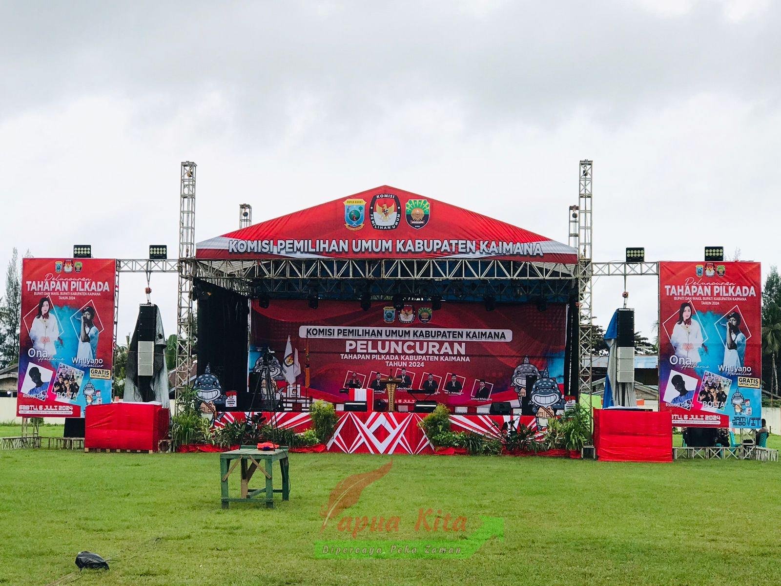 Panggung yang dipersiapkan untuk acara peluncuran Tahapan Pilkada Kaimana