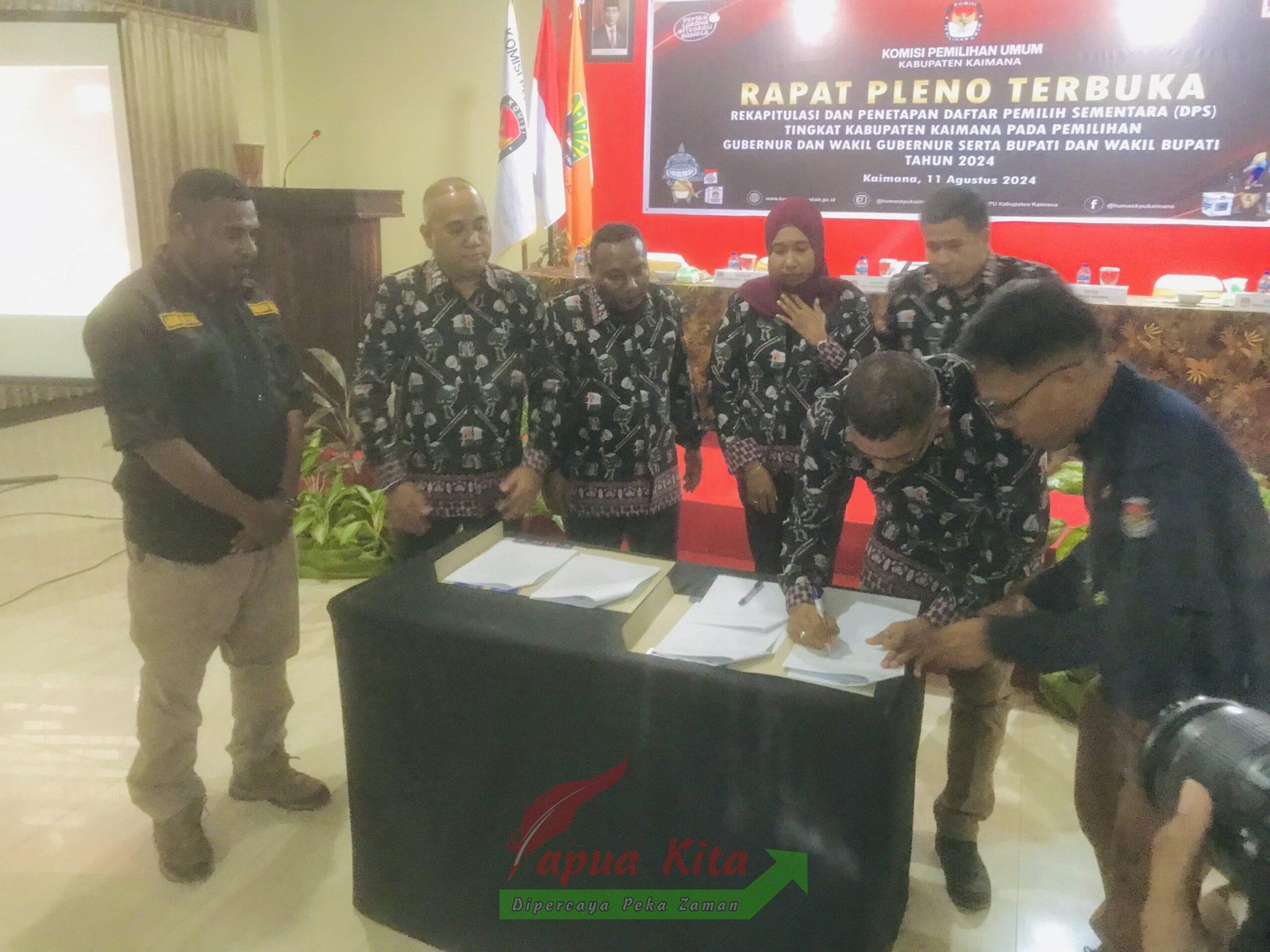 Penandatanganan berita acara tentang keputusan penetapan Daftar Pemilih Sementara (DPS) 2024 Kabupaten Kaimana Penandatanganan berita acara tentang keputusan penetapan Daftar Pemilih Sementara (DPS) 2024 Kabupaten Kaimana