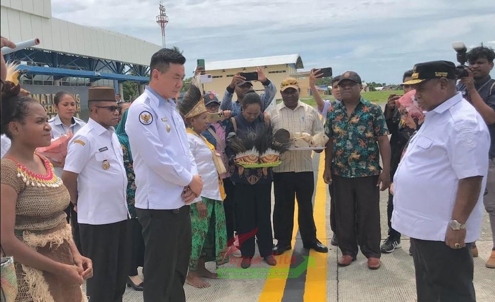 Penyambutan Pj Gubernur Papua Barat Alli Baham Temongmere saat tiba di Kaimana Penyambutan Pj Gubernur Papua Barat Alli Baham Temongmere saat tiba di Kaimana