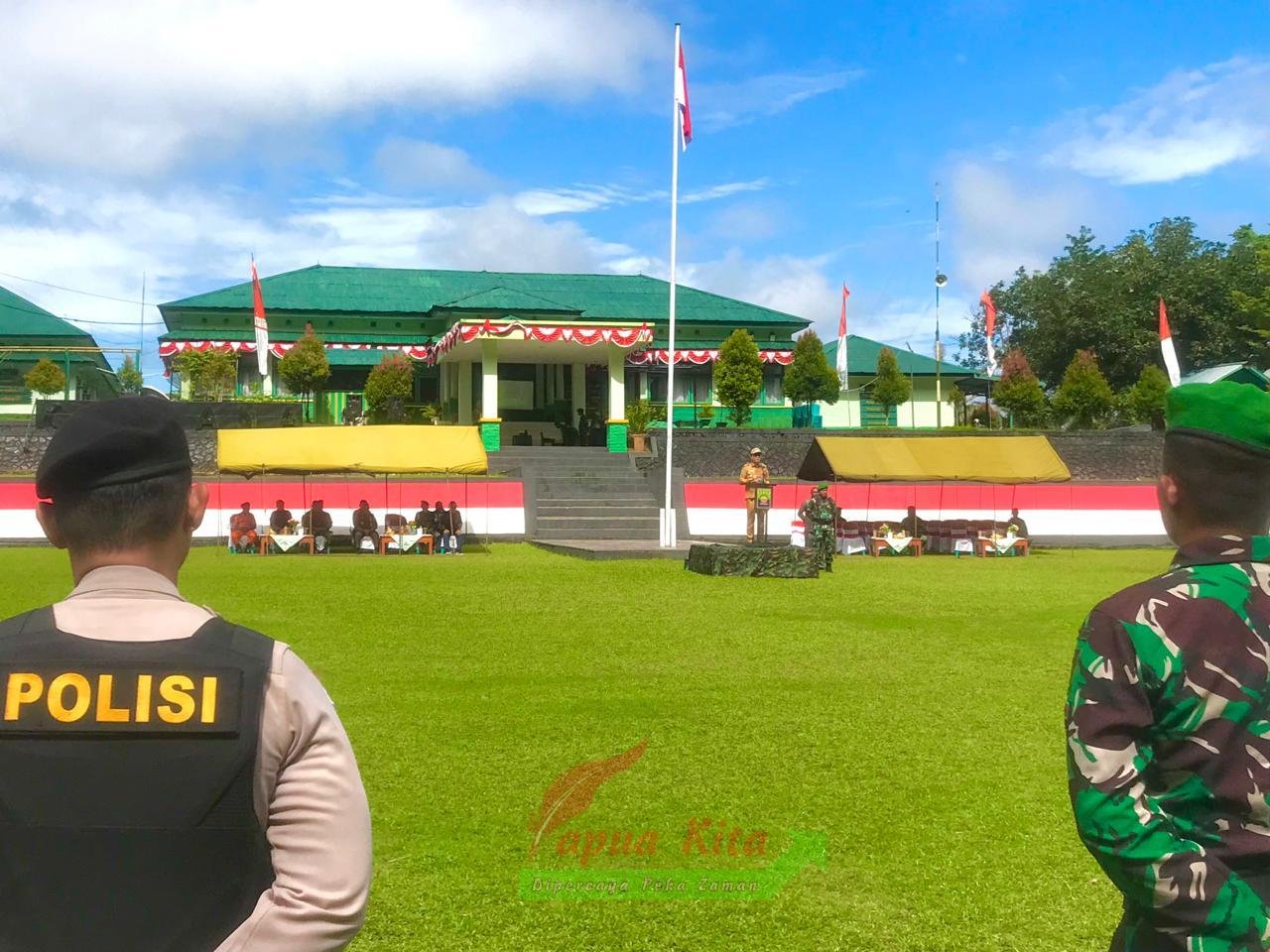 Suasana Apel Gelar Pasukan yang berlangsung di Lapangan Kodim 1804 Kaimana. Apel gelar pasukan ini dalam rangka deklarasi Pilkada Damai Suasana Apel Gelar Pasukan yang berlangsung di Lapangan Kodim 1804 Kaimana. Apel gelar pasukan ini dalam rangka deklarasi Pilkada Damai