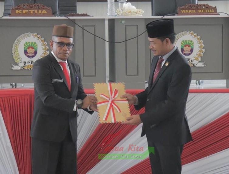 Wakil Bupati Kaimana Hasbulla Furuada menyerahkan dokumen agenda bersama kepada Ketua DPRD Kaimana Irsan Lie Wakil Bupati Kaimana Hasbulla Furuada menyerahkan dokumen agenda bersama kepada Ketua DPRD Kaimana Irsan Lie
