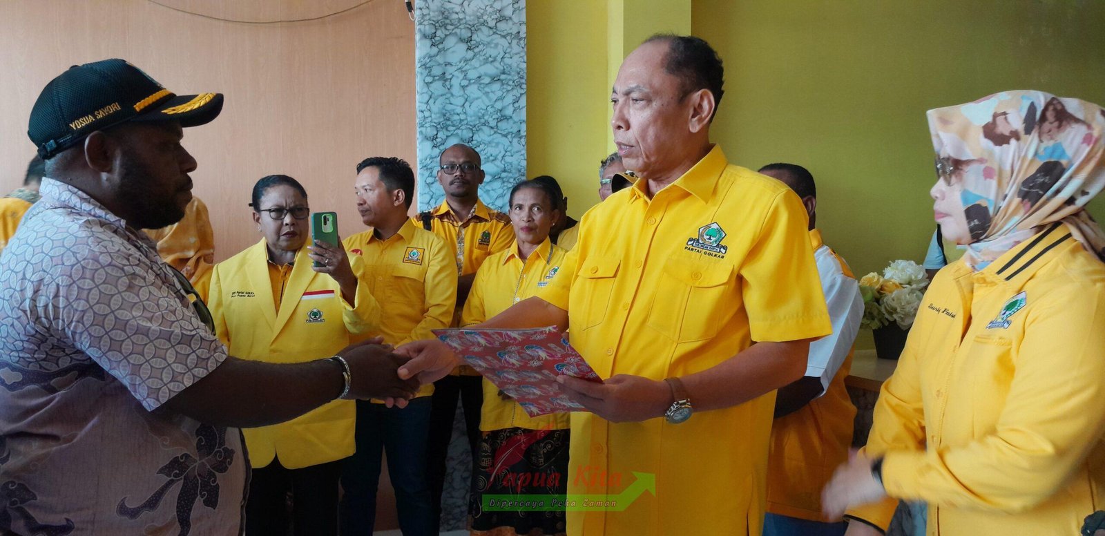 Penyerahan aspirasi oleh Koordinator Solidaritas Pemuda Arfak Yosua Sayori kepada Wakil Ketua Kepartaian DPD Partai Golkar Provinsi Papua Barat Jan Piet Pangaribuan Penyerahan aspirasi oleh Koordinator Solidaritas Pemuda Arfak Yosua Sayori kepada Wakil Ketua Kepartaian DPD Partai Golkar Provinsi Papua Barat Jan Piet Pangaribuan