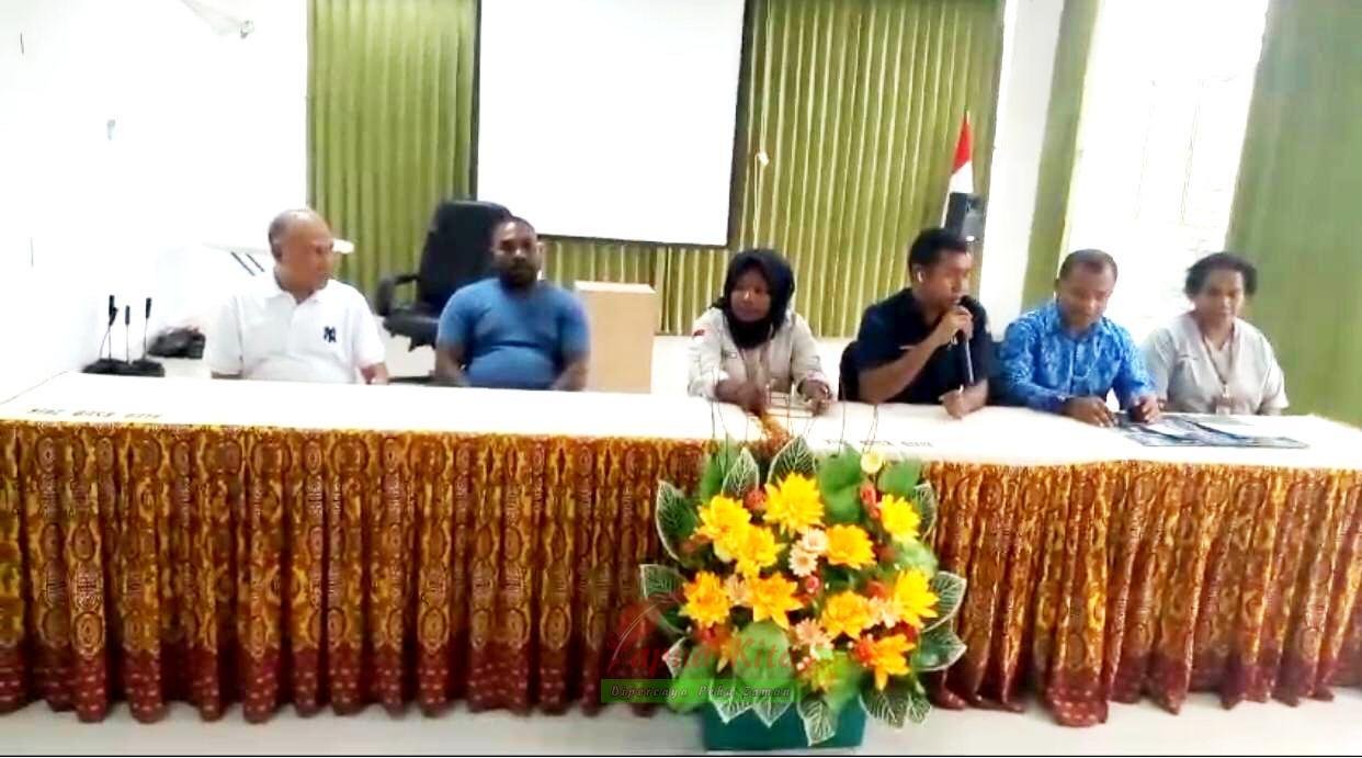 Sekretaris KPU Kaimana Ahmad Rifai Lakuy (baju hitam) saat mendampingi balon Hasan-Isak jalani pemeriksaan di Sorong, Papua Barat Daya Sekretaris KPU Kaimana Ahmad Rifai Lakuy (baju hitam) saat mendampingi balon Hasan-Isak jalani pemeriksaan di Sorong, Papua Barat Daya