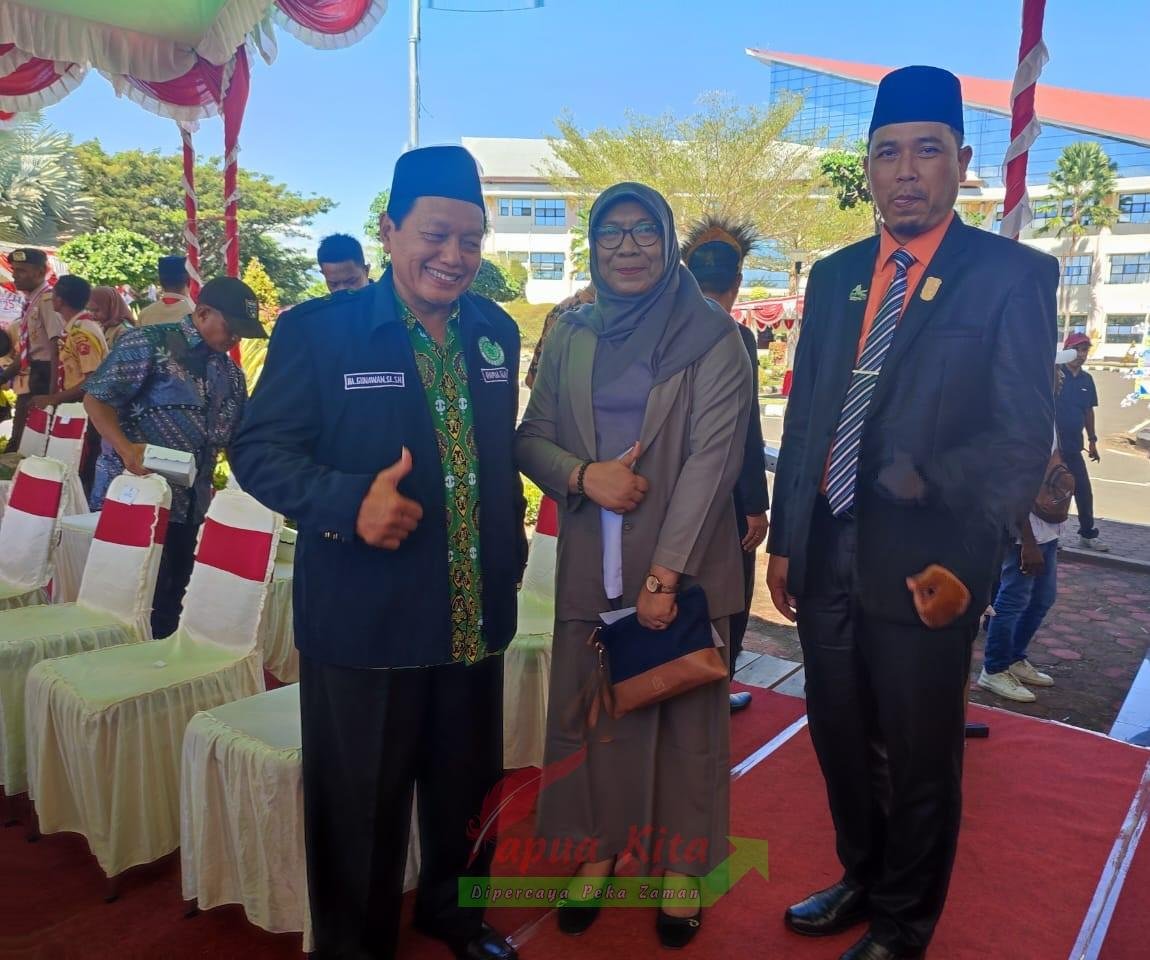 Aleg Papua Barat asal Partai Keadilan Sejahtera (PKS) Imam Muslih pose usai mengikuti upcara HUT ke 25 Provinsi Papua Barat Aleg Papua Barat asal Partai Keadilan Sejahtera (PKS) Imam Muslih pose usai mengikuti upcara HUT ke 25 Provinsi Papua Barat