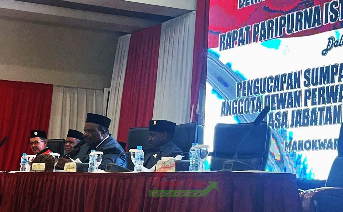 Pimpinan Sementara DPR Papua Barat 2024-2029 saat memimpin rapat perdana usai pengambilan sumpah-janji Pimpinan Sementara DPR Papua Barat 2024-2029 saat memimpin rapat perdana usai pengambilan sumpah-janji