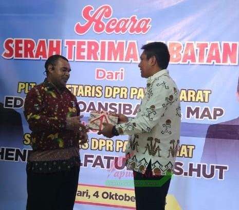 Serah terima jabatan Sekretaris Dewan Papua Barat dari Plt. Eduard Toansiba kepada pejabat definitif Hendra M. Fatubun Serah terima jabatan Sekretaris Dewan Papua Barat dari Plt. Eduard Toansiba kepada pejabat definitif Hendra M. Fatubun