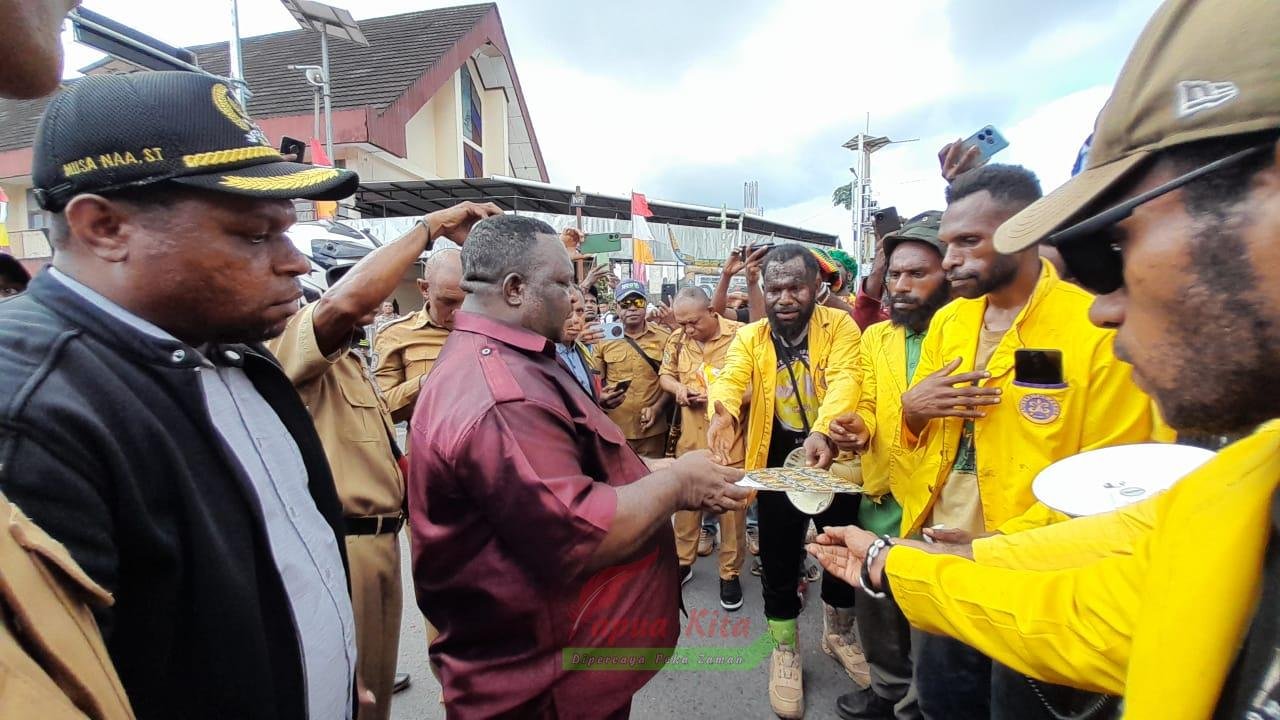 Ketua Sementara DPR Papua Barat Orgenes Wonggor didampingi anggota DPRPB Lukas Naa dan Sekwan Hendra Fatubun saat menerima pernyataan sikap solidaritas mahasiswa dan masyarakat Papua Ketua Sementara DPR Papua Barat Orgenes Wonggor didampingi anggota DPRPB Lukas Naa dan Sekwan Hendra Fatubun saat menerima pernyataan sikap solidaritas mahasiswa dan masyarakat Papua