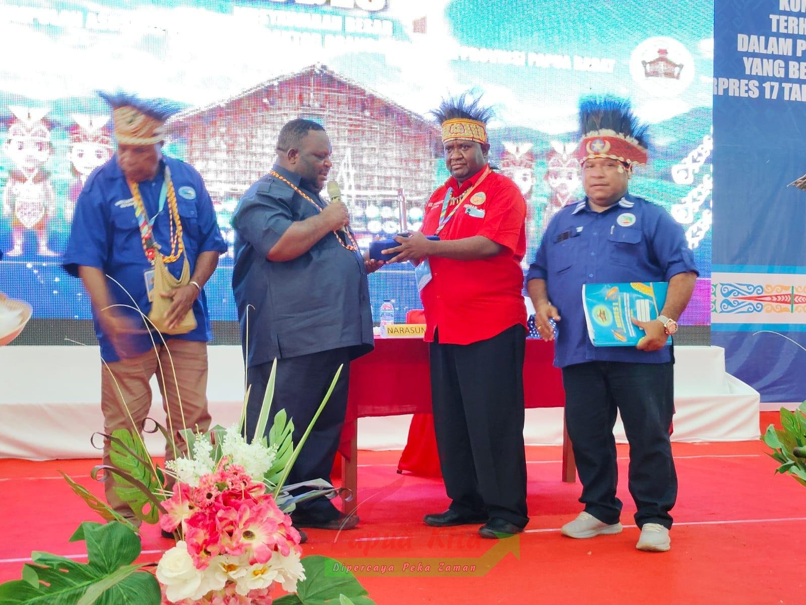 Penyerahan cinderamata kepada Ketua DPRPB Orgenes Wonggor saat menghadiri Mubes 1 Perkumpulan Asosiasli Lokal Kontraktor Orang Asli Papua Provinsi Papua Barat