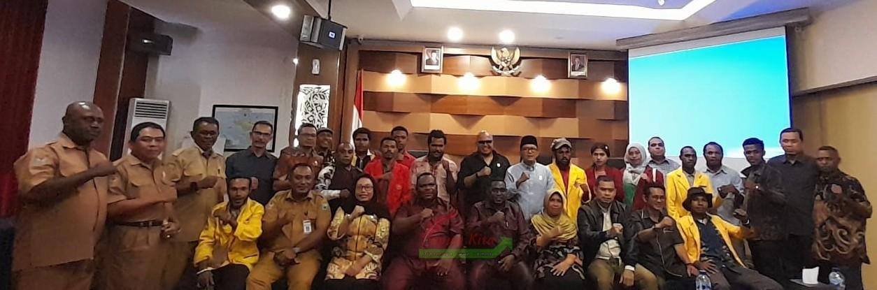 Pimpinan dan anggota DPR Papua Barat pose bersama usai menggelar RDP terkait penolakan transmigrasi Pimpinan dan anggota DPR Papua Barat pose bersama usai menggelar RDP terkait penolakan transmigrasi