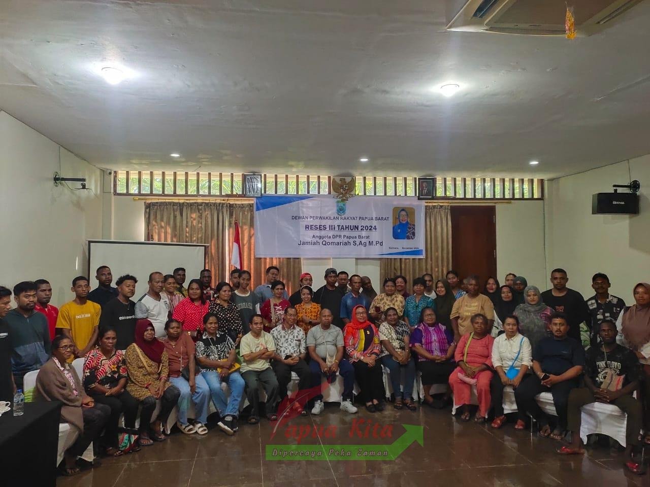 Pose besama anggota DPR Papua Barat Jamiah Qomariah (kerudung merah) di sela kegiatan reses III di Kabupaten Kaimana