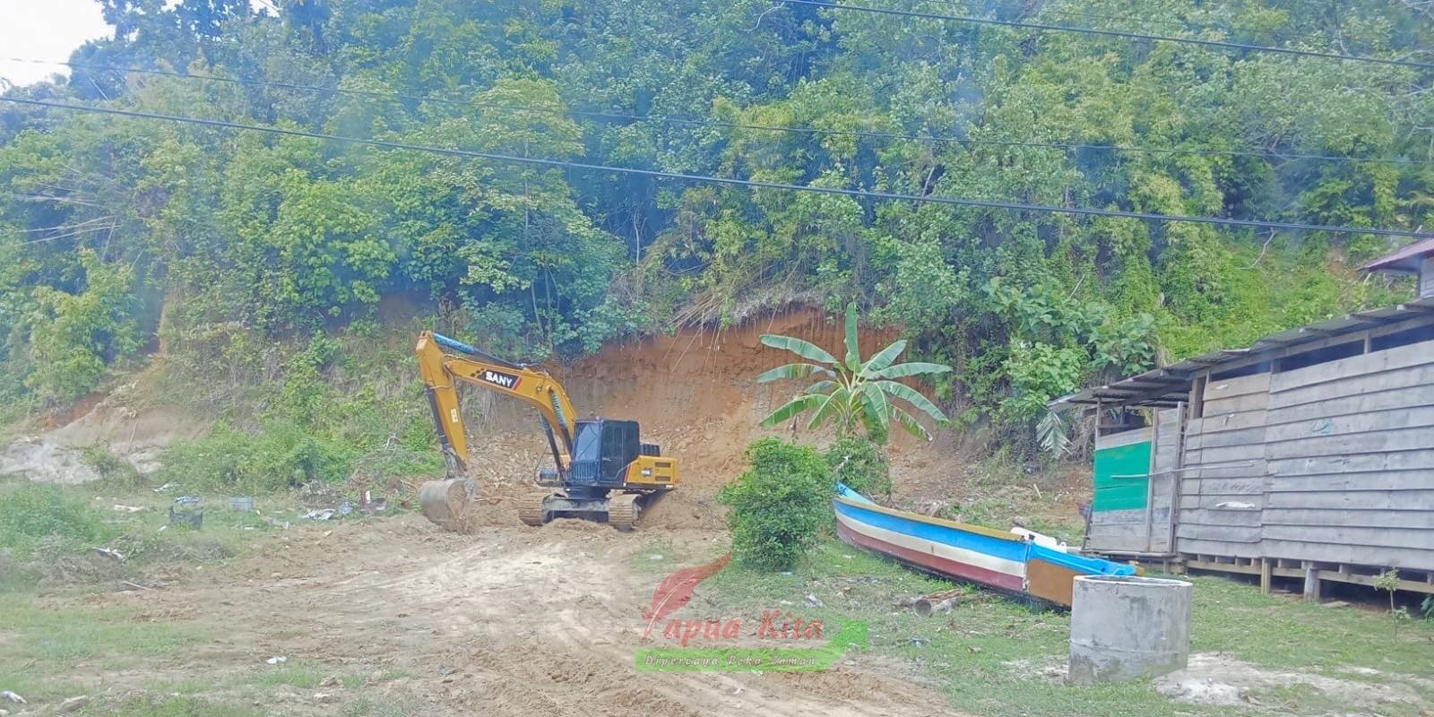 Alat berat terparkir di lokasi yang diduga tempat aktivitas galian material tanpa izin