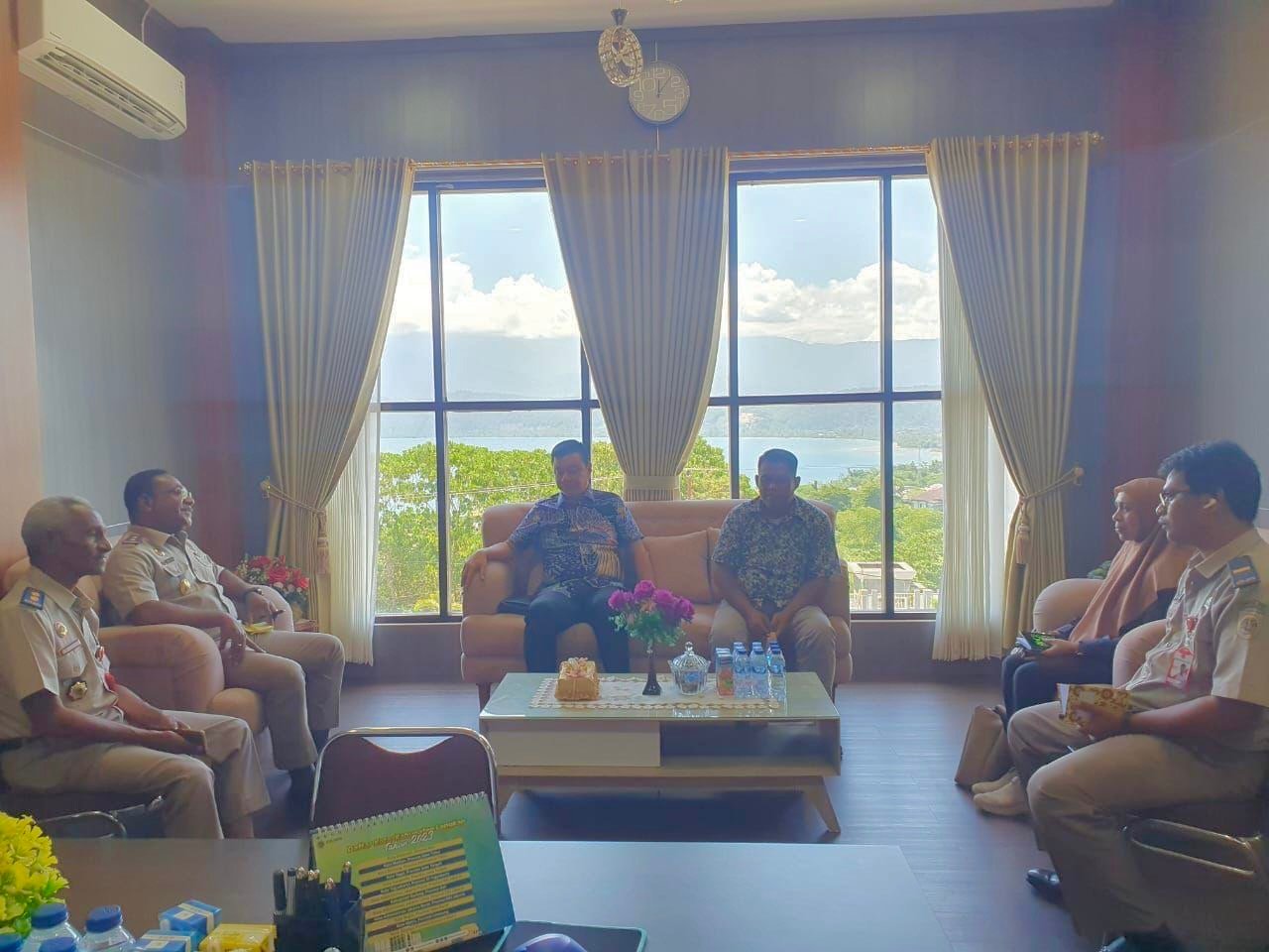 Bupati, Freddy Thie didampingi Kadis Perhubungan Kaimana, Daniel Bato saat melakukan pertemuan bersama Kepala Kantor Wilayah Badan Pertanahan Nasional (Kakanwil BPN) Manokwari. Bupati, Freddy Thie didampingi Kadis Perhubungan Kaimana, Daniel Bato saat melakukan pertemuan bersama Kepala Kantor Wilayah Badan Pertanahan Nasional (Kakanwil BPN) Manokwari.