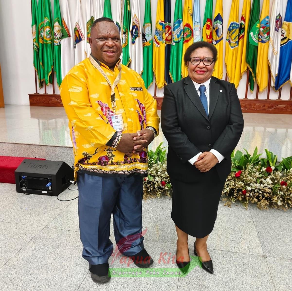 Ketua DPR Papua Barat Orgenes Wonggor bersama Wakil Menteri Dalam Negeri Ribka Haluk dalam suatu kesempatan Ketua DPR Papua Barat Orgenes Wonggor bersama Wakil Menteri Dalam Negeri Ribka Haluk dalam suatu kesempatan
