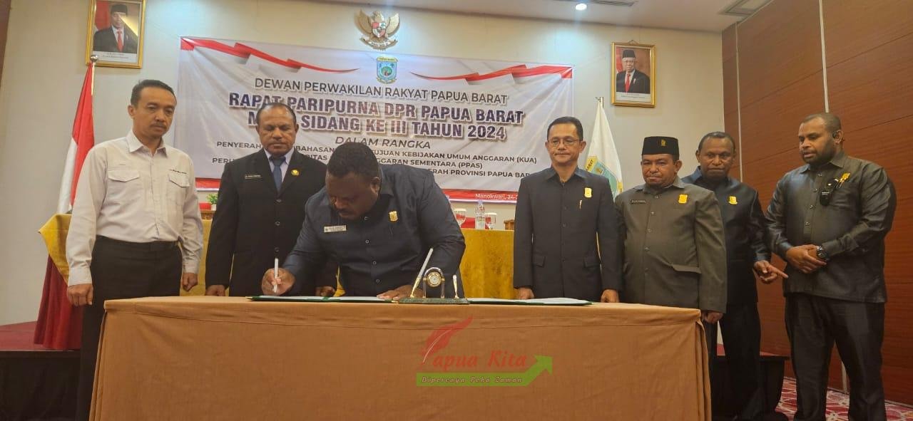 Ketua DPR Papua Barat Orgenes Wonggor menandatangani berita acara peretujuan APBD-P 2024