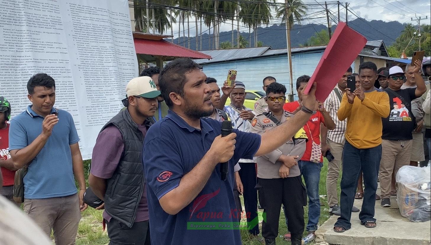Ketua KPU Kaimana Candra Kirana saat memberikan penjelasan kepada Aliansi Masyarakat Asli Kaimana Ketua KPU Kaimana Candra Kirana saat memberikan penjelasan kepada Aliansi Masyarakat Asli Kaimana