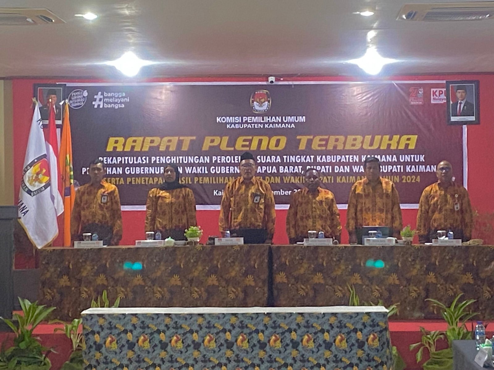 Komisioner KPU Kaimana pose bersama pada pelaksanaan Rapat Pleno Rekapitulasi Perolehan Suara hasil Pilkada 2024