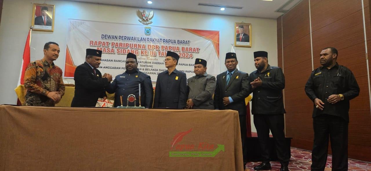Penjabat Sekda Yacob Fonataba berjabat tangan dengan Ketua DPRPB Orgenes Wonggor pada kesempatan rapat paripurna DPRPB dalam rangka pembahasna APBDP 2024 Penjabat Sekda Yacob Fonataba berjabat tangan dengan Ketua DPRPB Orgenes Wonggor pada kesempatan rapat paripurna DPRPB dalam rangka pembahasna APBDP 2024