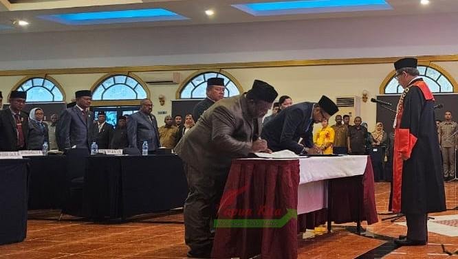 Pimpinan definitif DPRPB menandatangani berita acara pengucapan sumpah janji Pimpinan definitif DPRPB menandatangani berita acara pengucapan sumpah janji