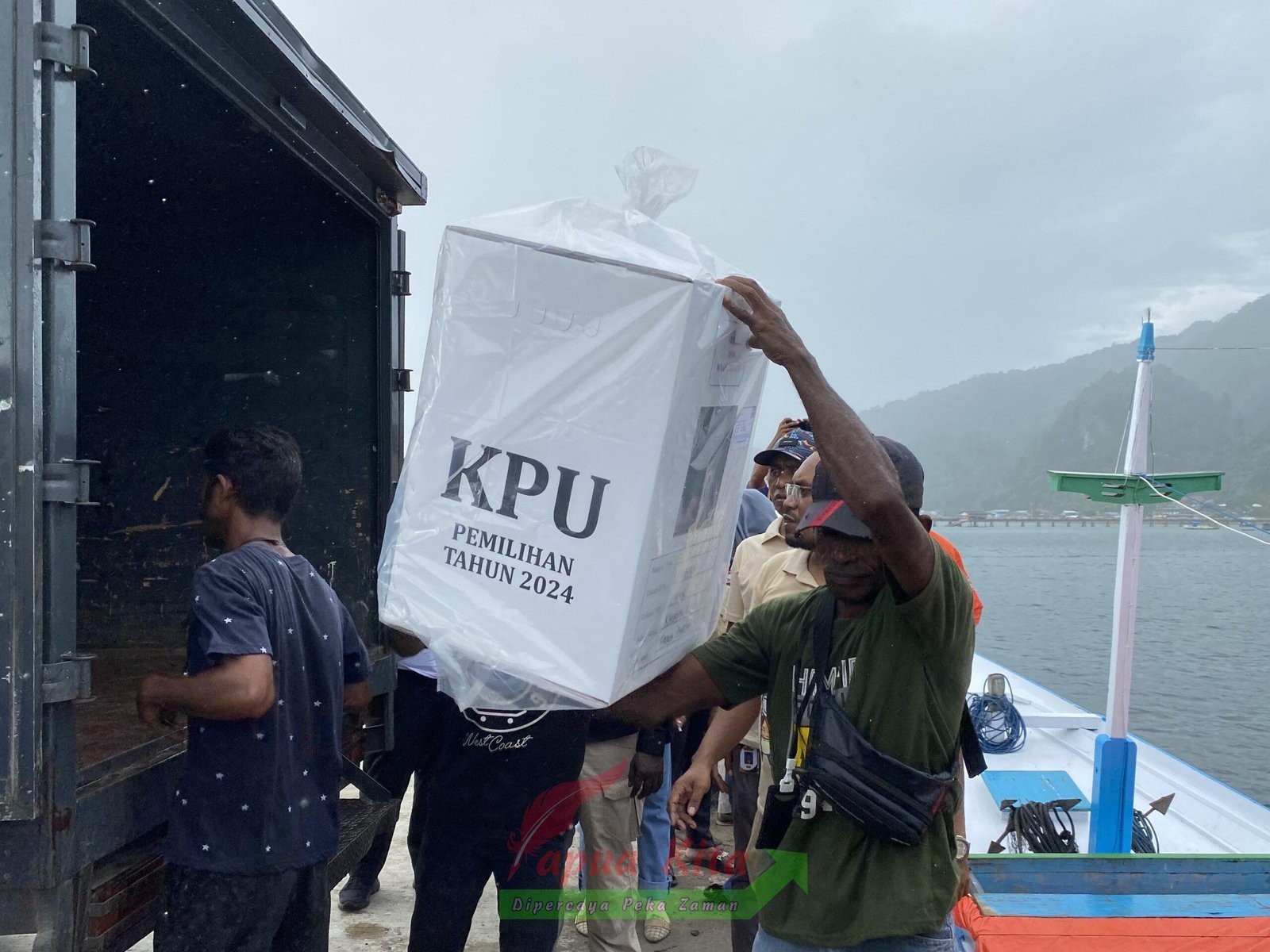 Proses pendistribusian belasan kotak suara ke Distrik Yamor Proses pendistribusian belasan kotak suara ke Distrik Yamor