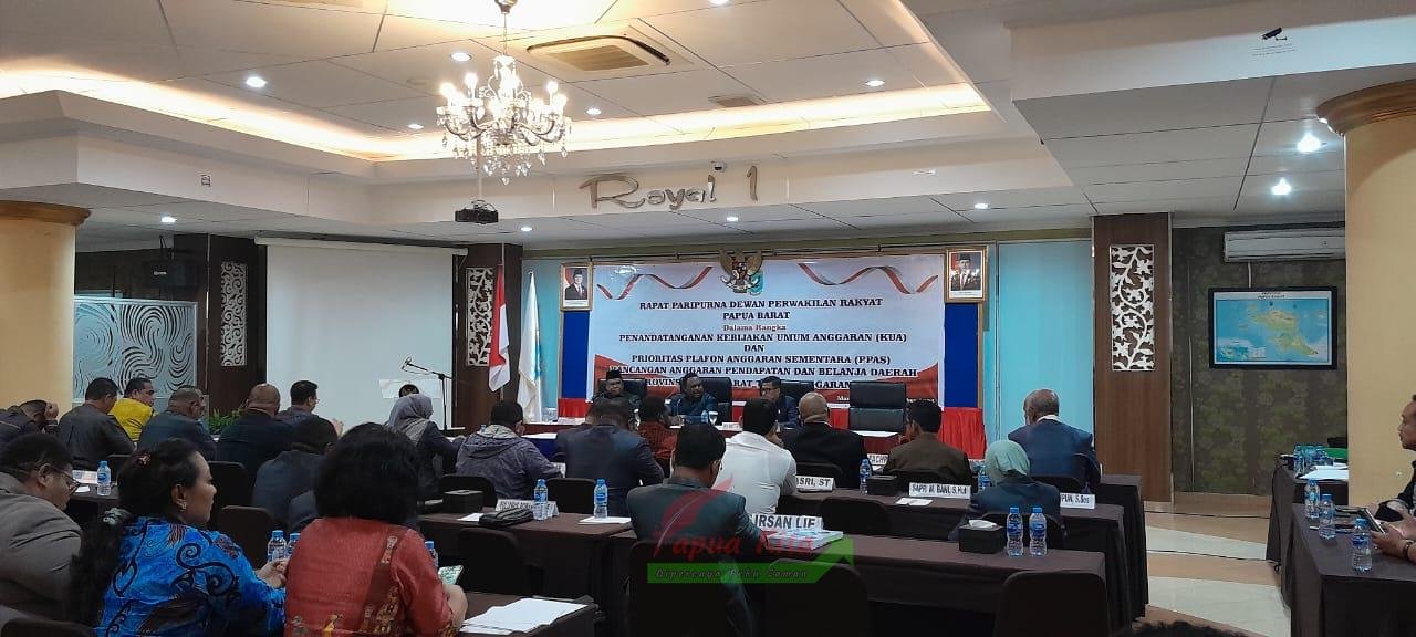 Suasana rapat paripurna DPR Papua Barat dengan agenda persetujuan KUA dan PPAS APBD 2025 Suasana rapat paripurna DPR Papua Barat dengan agenda persetujuan KUA dan PPAS APBD 2025