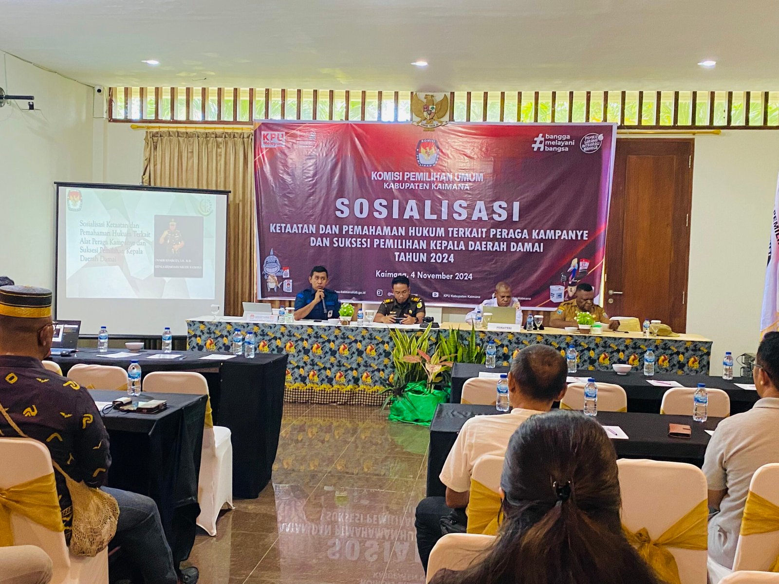 Suasana sosialisasi ketaatan hukum peraga kampanye