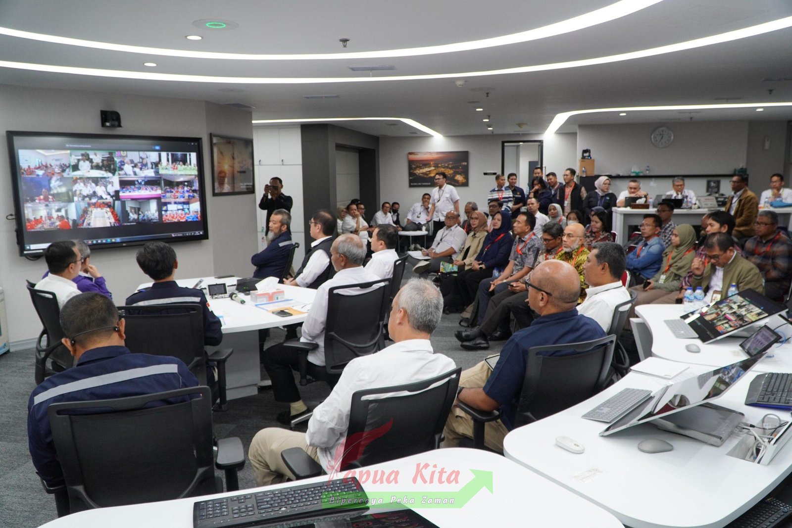 Kepala SKK Migas, Djoko Siswanto bersama manajemen melakukan langsung monitoring lifting akhir tahun di Integrated Operation Center (IOC) Kantor SKK Migas pada Selasa 31 Desember 2024, di Jakarta Kepala SKK Migas, Djoko Siswanto bersama manajemen melakukan monitoring langsung lifting akhir tahun di Integrated Operation Center (IOC) Kantor SKK Migas pada Selasa 31 Desember 2024, di Jakarta.