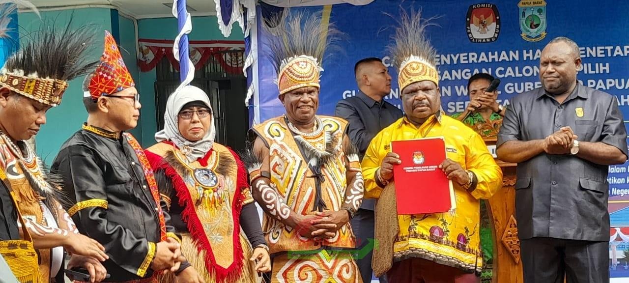 Ketua DPR Papua Barat Orgenes Wonggor saat menerima penyerahan hasil penetapan calon terpilih pasangan calon gubernur dan wakil gubernur Papua Barat Ketua DPR Papua Barat Orgenes Wonggor saat menerima penyerahan hasil penetapan calon terpilih pasangan calon gubernur dan wakil gubernur Papua Barat