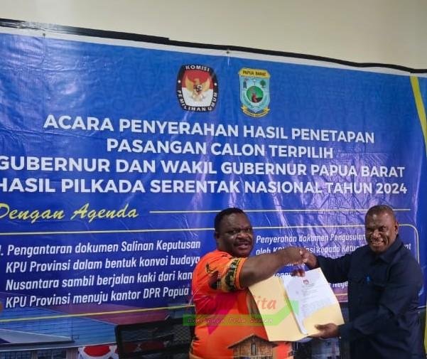 Ketua DPR Papua Barat menerima SK penetapan dan dokumen pasangan calon gubernur dan wakil gubernur yang diserahkan oleh Ketua KPU Papua Barat Paskalis Semunya Ketua DPR Papua Barat menerima SK penetapan dan dokumen pasangan calon gubernur dan wakil gubernur yang diserahkan oleh Ketua KPU Papua Barat Paskalis Semunya