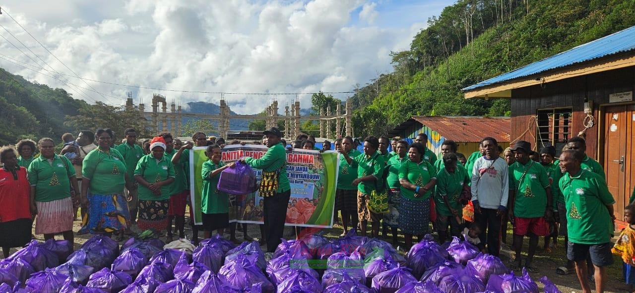 Penyerahan bingkisan bahan makanan kepada warga jemaat di wilayah Mamas Penyerahan bingkisan bahan makanan kepada warga jemaat di wilayah Mamas
