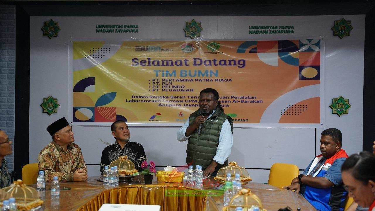 Pjs. Area Manager Comm, Rel & CSR Pertamina Patra Niaga Regional Papua Maluku memberikan sambutan di sela pemberian bantuan sarpas laboratorium farma ke Yayasan Al Barakah Abepura Pjs. Area Manager Comm, Rel & CSR Pertamina Patra Niaga Regional Papua Maluku memberikan sambutan di sela pemberian bantuan sarpas laboratorium farma ke Yayasan Al Barakah Abepura