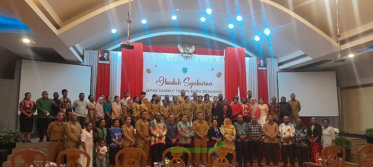 Pose bersama keluarga besar Sekretariat DPR Papua Barat usai menggelar ibadah syukuran lepas sambut tahun 2024-2025 Pose bersama keluarga besar Sekretariat DPR Papua Barat usai menggelar ibadah syukuran lepas sambut tahun 2024-2025