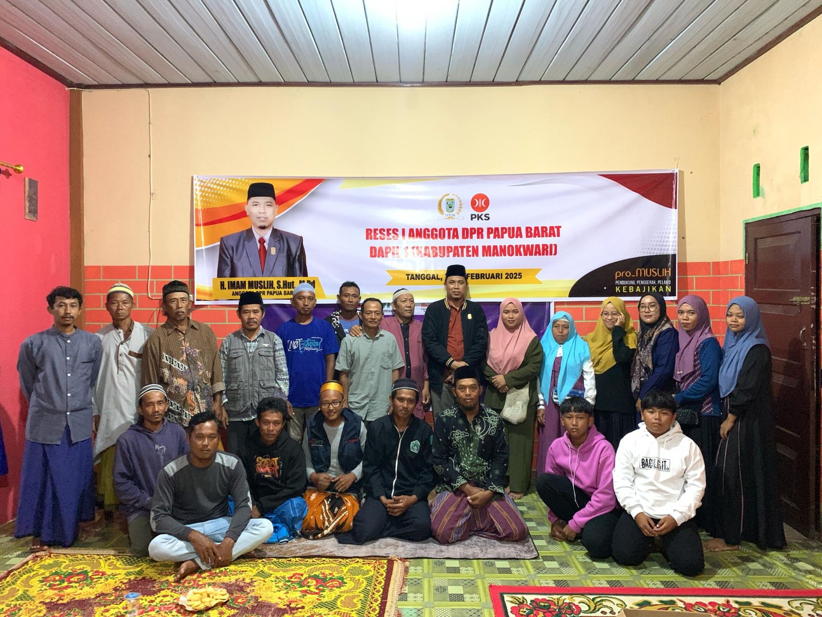 Aleg DPRPB Imam Muslih pose bersama perwakilan warga Kampung Sumber Boga, Masni dalam kesempatan reses 1 tahun 2025